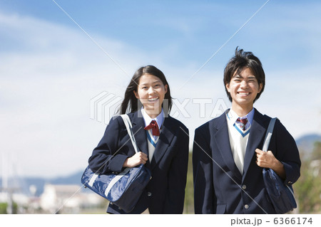 かばんを持っている笑顔の中高生の男女 かばんを持っている笑顔の中高生の男女 6366174