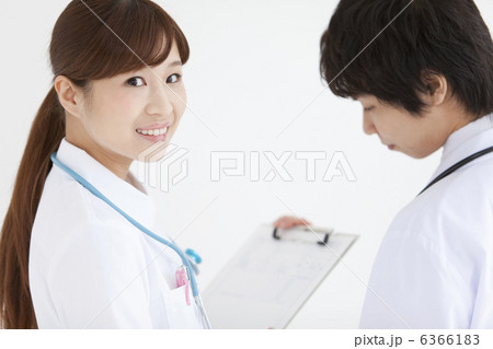看護師とカルテをみる医師 6366183
