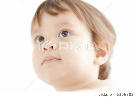 遠くを見ている赤ちゃん 6366282