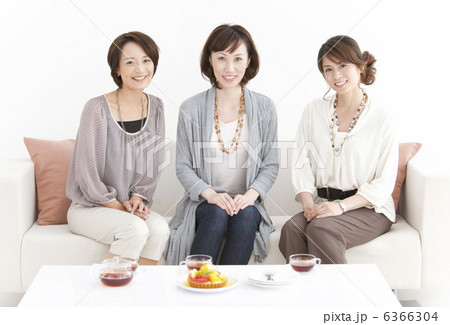 ティータイム中の笑顔の女性3人 6366304