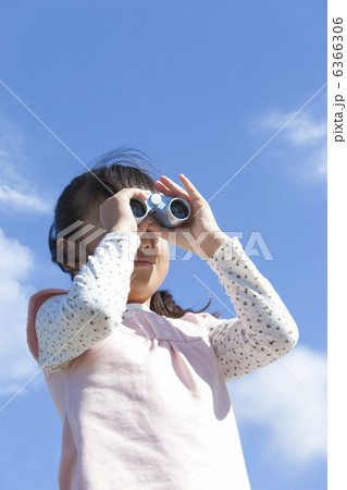 双眼鏡を覗いている女の子 双眼鏡を覗いている女の子 6366306