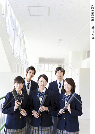 卒業証書が入った筒を持っている学生5人 卒業証書が入った筒を持っている学生5人 6366307