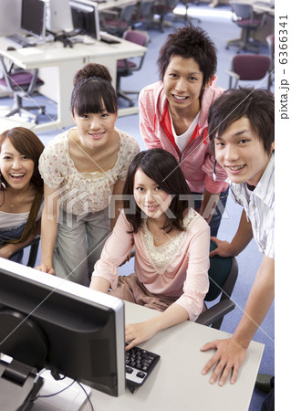 パソコンの前に集まる大学生5人 パソコンの前に集まる大学生5人 6366341