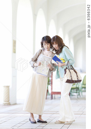 地図を見て会話をする女性2人 6366342