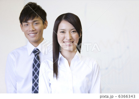笑顔のビジネスマンとビジネスウーマン 6366343