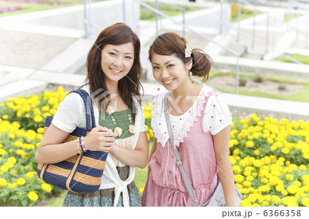 笑顔の女性2人 6366358