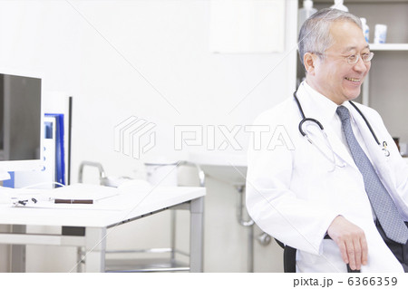診察室で座って談笑する医師 6366359