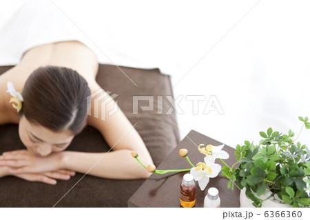 うつ伏せになる女性 6366360