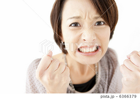怒っている女性 6366379