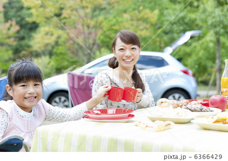 乾杯をしている親子 乾杯をしている親子 6366429