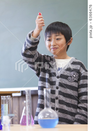 実験している小学生の男の子 6366476