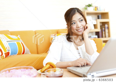 遠くを見ている笑顔の女性 6366503