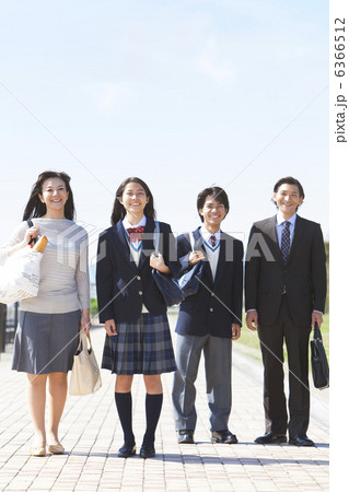 笑顔の男女中高生と両親 6366512