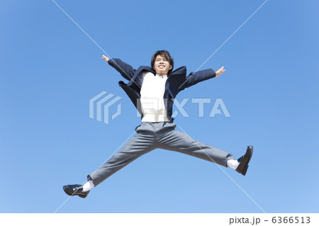 両手両足を広げてジャンプする男子中高生 両手両足を広げてジャンプする男子中高生 6366513