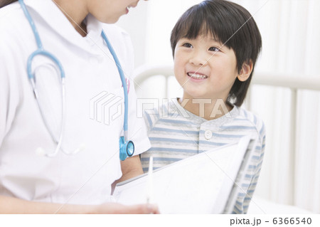話をする男の子と看護師 話をする男の子と看護師 6366540