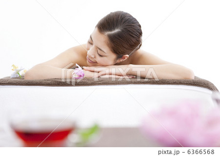 うつ伏せになる女性 6366568