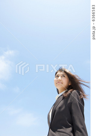 空を見上げるビジネスウーマン 空を見上げるビジネスウーマン 6366583