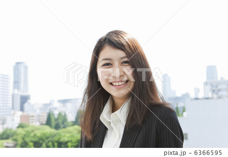 笑顔のビジネスウーマン 笑顔のビジネスウーマン 6366595
