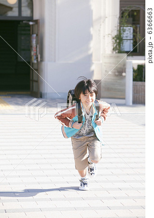校庭を走っている小学生の男の子 6366663