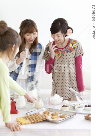 お菓子作りをする笑顔の女性3人 お菓子作りをする笑顔の女性3人 6366673