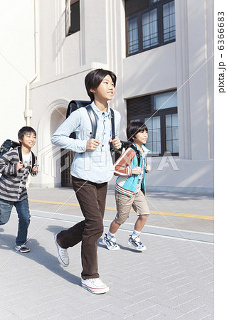 校庭を走っている小学生の男の子3人 校庭を走っている小学生の男の子3人 6366683