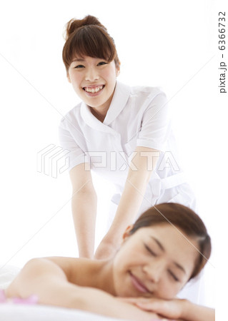 マッサージを受ける女性とマッサージする女性 6366732