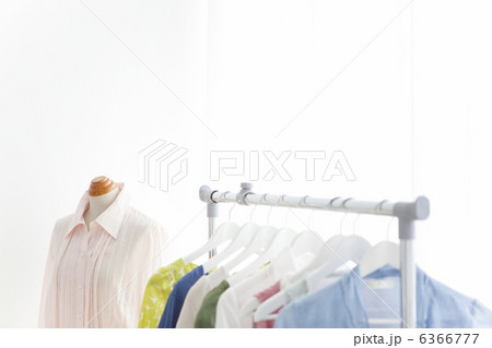 トルソーとハンガーにかけた洋服 6366777