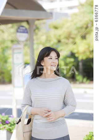 遠くを見ている笑顔の女性 6366778