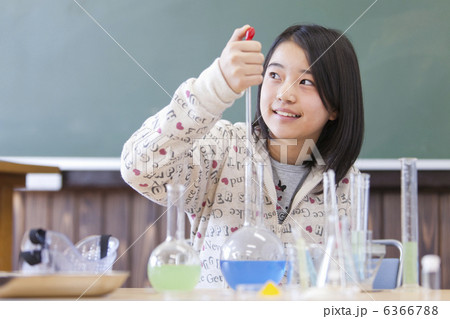 実験している小学生の女の子 実験している小学生の女の子 6366788