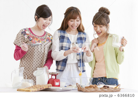 お菓子作りをする笑顔の女性3人 お菓子作りをする笑顔の女性3人 6366810