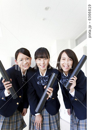 卒業証書が入った筒を持っている学生3人 6366819