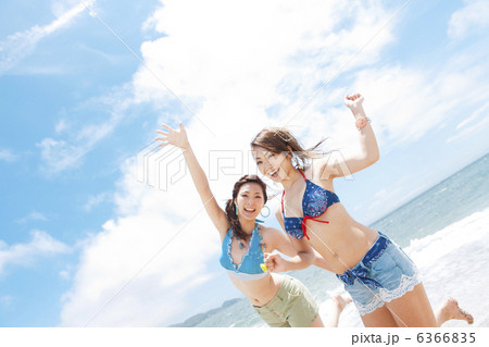 笑顔の水着女性2人 6366835