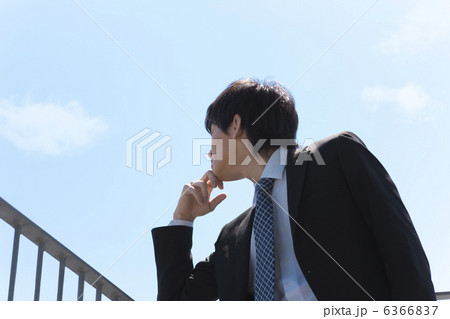 青空の下に立っているビジネスマン 青空の下に立っているビジネスマン 6366837