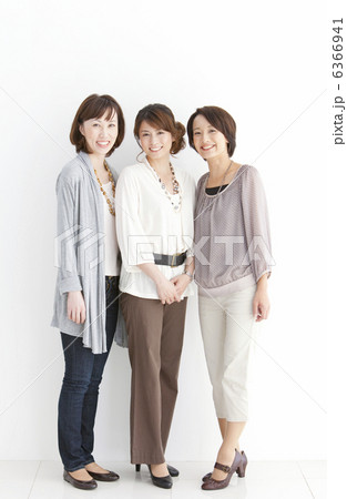 笑顔の女性3人 6366941