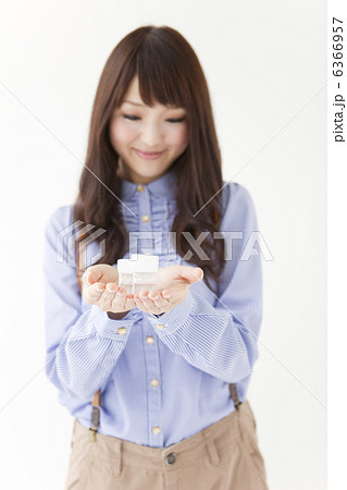 ミニチュアを手に乗せる女性 ミニチュアを手に乗せる女性 6366957