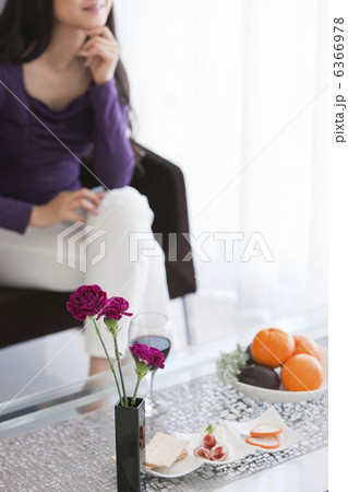 足を組む女性と食べ物とワイン 6366978