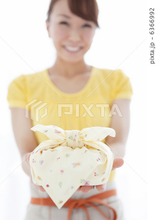 お弁当を差し出す笑顔の女性 お弁当を差し出す笑顔の女性 6366992