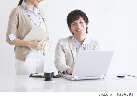 笑顔のビジネスマンとノートを持っているビジネスウーマン 6366993