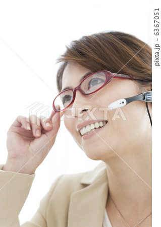 インカムを付けているビジネスウーマン 6367051