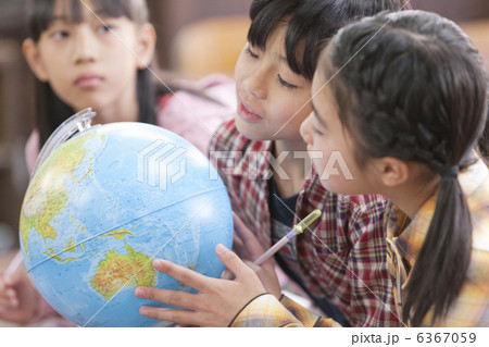 地球儀を囲んでディスカッションする小学生 地球儀を囲んでディスカッションする小学生 6367059