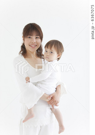 赤ちゃんを抱っこする母親 赤ちゃんを抱っこする母親 6367075