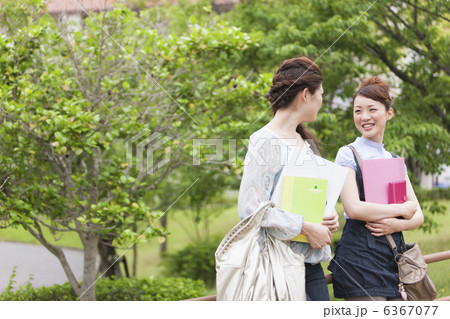 笑顔で会話する女子大生2人 笑顔で会話する女子大生2人 6367077