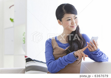 スマートフォンを操作している女性 6367079