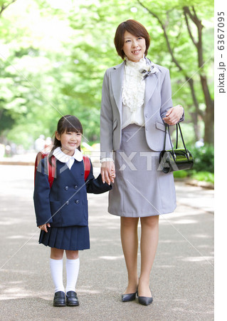 手をつなぐ笑顔の親子 6367095