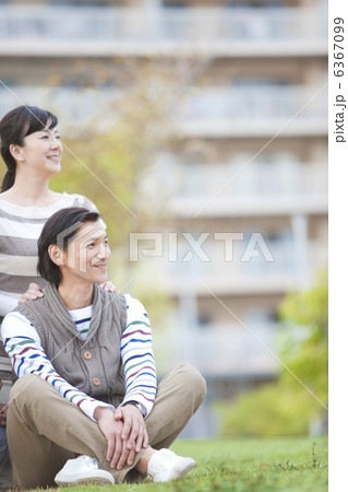 遠くを見ている笑顔の夫婦 6367099