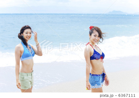笑顔の水着女性2人 6367111