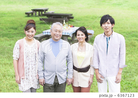 笑顔の4人家族 6367123