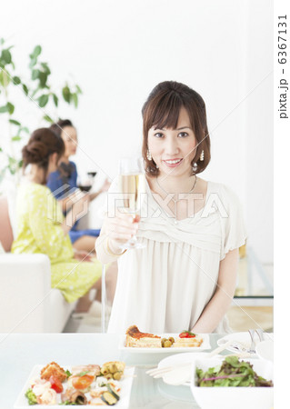 シャンパングラスを持っている笑顔の女性 6367131