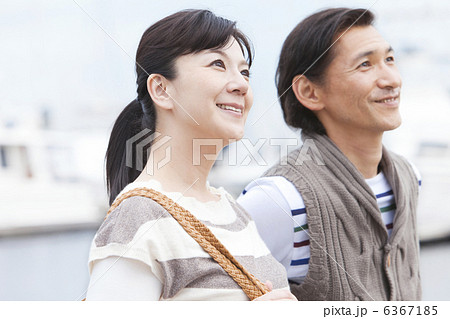 空を見上げている笑顔の夫婦 空を見上げている笑顔の夫婦 6367185