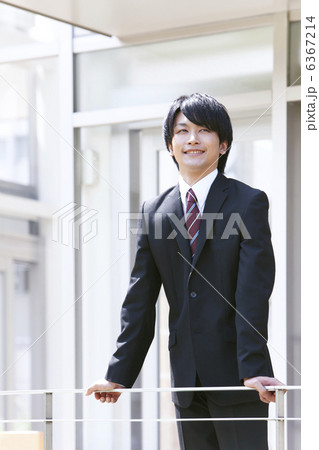 笑顔のビジネスマン 笑顔のビジネスマン 6367214